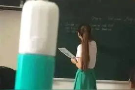 老师们的穿搭真难搞懂！一言不合就和文具撞衫，越看越像孪生姐妹图片
