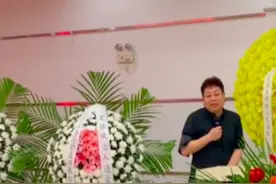 62岁王为念泪别92岁母亲，灵堂现场泣不成声，直言痛不欲生太悔恨图片