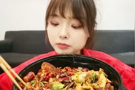 吃货哎呦阿尤吃麻辣香锅，一吃辣的就翻白眼，这家伙的演技太逗了视频封面