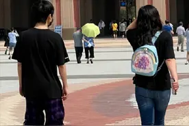 大张伟罕见带老婆出游，女方素面朝天体型壮实，背包提水似保姆图片
