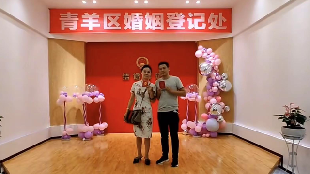 30岁小伙娶56岁成都大妈，婚后妻子主动去医院做试管婴儿，跨越世俗眼光的爱情
