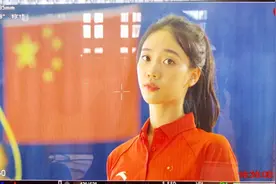 体操舒思瑶因“一字马”走红，天赋高颜值高，照片被当成物理题材图片