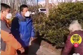98岁母亲步行3个小时给70岁女儿送饭，网友：泪如泉涌图片