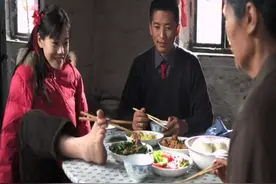 婆婆不肯接纳残疾儿媳，看她用脚吃饭，当场摔碗离开，国产片图片