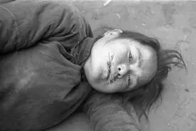 1942年河南大饥荒真实照片，啃树皮吃草根活活饿死148万人图片