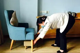 情侣房内“贵妃椅”有何用，该怎样清洗？保洁大妈：有一简单方法图片