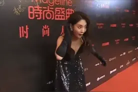 女明星的红毯尴尬瞬间：邢菲撩出假发片，景珂摔出吸奶器图片