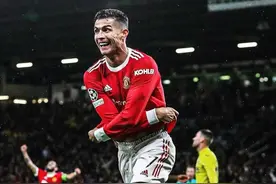 曼联2-1绝杀！C罗光着膀子激情怒吼！80岁老爷子疯狂鼓掌喜笑颜开图片