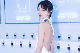 小个子女生如何穿？学“周冬雨”穿连衣裙显高又显瘦，洋气精致图片