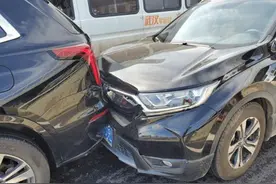 本田CR-V追尾凯迪拉克，看到现场后，谁是“纸糊车”一目了然图片