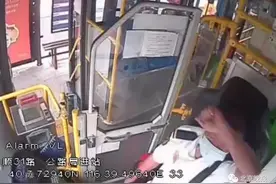 突发脑梗，他在生命尽头完成减速、靠边、停车……救下一车人图片