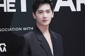 杨洋和李易峰出席同一个活动，他们的红毯造型，你更喜欢谁的呢？图片