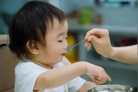 喂饭方式不对会让娃“变笨”！这几种喂娃方式，家长别再继续了图片