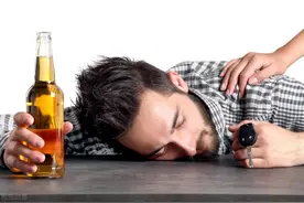 经常醉酒的人，晨起后出现5种表现，小心肝脏受损，劝你尽快戒酒图片