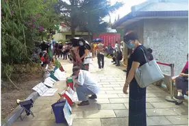 搬到环西桥秋园的相亲角每逢周末人满为患 拿着简历在公园坐一天 父母为子女找对象操碎心图片