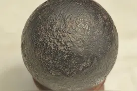 最珍稀的陨石标本——石墨和朗斯代尔石同体图片