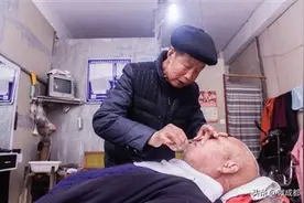 一刀剃全脸，手腕翻飞间剃头、修面 ！成都七旬钟师傅的“土刀江湖”图片