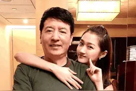 “转账爸爸”走红，隔着屏幕都能感觉到满满的爱，网友却在骂他们图片