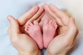 为何宝宝一出生就能认出你是妈妈，从而停止哭泣？三点原因很暖心图片