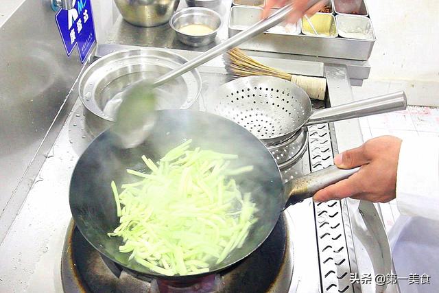常年不吃油腻菜的婆婆、把茄子这样一炒，3分钟出锅，天天吃不够