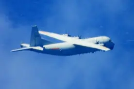 美军机刚飞越台湾海峡，解放军军机就出现在台湾西南空域图片