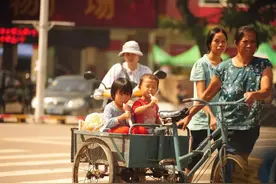 班主任直言，经常打扮与从不打扮的母亲，培养出来的孩子有差距图片