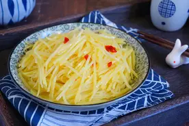 家常下饭菜醋溜土豆丝，学会这个秘诀，和饭店一样清脆爽口不黏锅图片