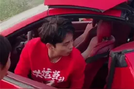外卖小哥“海扬”返乡，座驾法拉利，全车法兰红，还加装了小尾翼图片