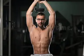 哑铃初学者的锻炼方法，学会5个动作，有效提升肌肉力量图片