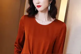 立秋后，备上这5款打底衫，单穿内搭都好优雅，适合70后女人图片