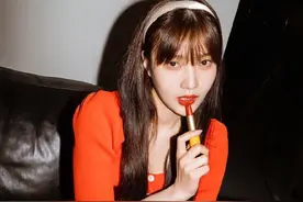 朴秀荣复古红色连衣裙，是漂亮的九妹图片