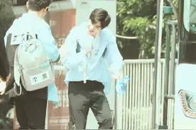 蔡徐坤||你的蔡小困班长带着通往幼稚园的校车来了图片