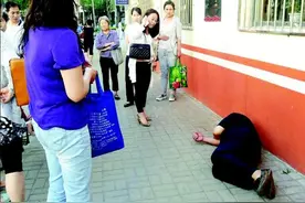 一个办法解决老人倒地无人敢扶问题图片