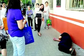 一个办法解决老人倒地无人敢扶问题图片