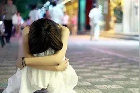 女人变得不再爱说话，对什么都很漠视，大多是感情受到了伤害图片
