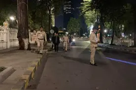 金边警方扫黄，抓获13名站街女图片