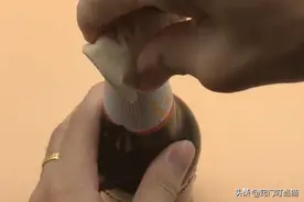 才知道，啤酒瓶盖有个“小机关”，不用开瓶器，小孩也能一秒打开图片