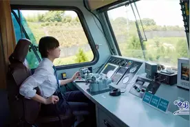 开火车的女司机，用1年零8个月拿到驾照图片