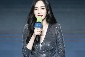 杨幂改变少女人设，大走V领性感路线，颁奖盛典艳压全场图片