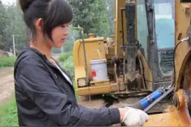 直击：开挖掘机的00后“最漂亮女孩”图片