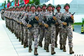 军事丨解放军换装新一代迷彩服，臂章采用隐形图案，远近伪装超棒图片