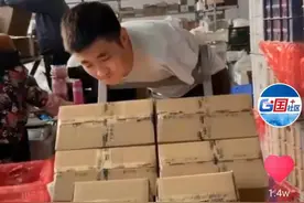 山东小伙失去双臂依旧在努力干活生存，很多网友表示自愧不如图片