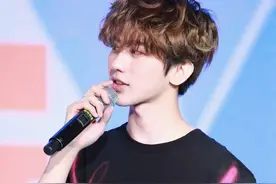 蔡徐坤自创涂鸦t恤，搭配卷毛发型可爱乖巧图片