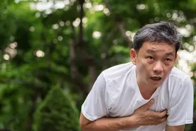 躺着胸痛，坐立好转，普通医院查不出原因！症状3年，突然死亡图片