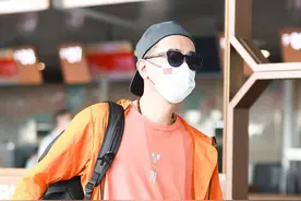陈小春身穿橘色T恤搭配灰色短裤活力满分 黑超遮面气场全开图片