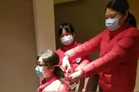 战武汉第一天，为方便救援，广西医科大学一附院的美女医生们把心爱的长发全剪掉图片
