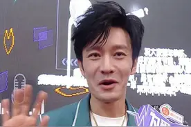 瘦下来的黄晓明帅了，衣品却一言难尽，网友：乡土气息扑面而来图片