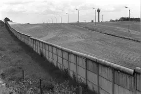 仅一墙之隔的城市，却要绕道中国，历经几万里才能到达对面城市图片