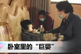 35岁儿子成“卧室巨婴”，3年不曾起床，母亲含泪道歉惹人唏嘘图片