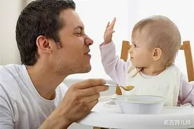 宝宝喜欢打人脸并不是坏，而是在表达情感，家长们要了解宝宝心理图片